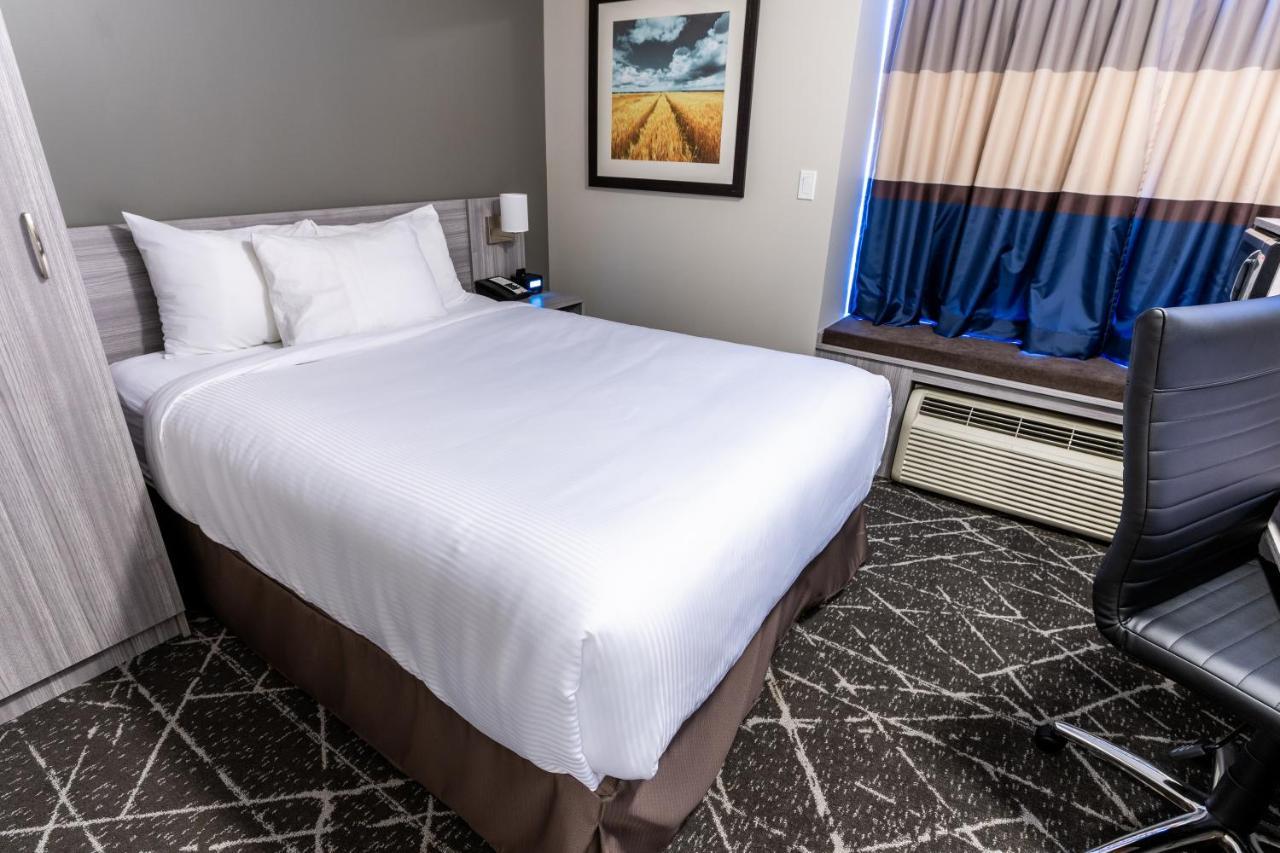 Microtel Inn & Suites By Wyndham Lloydminster Exterior foto